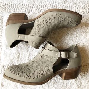 Bella Vita Shoes-Buckle-Grey-Cut Design-Size 8W